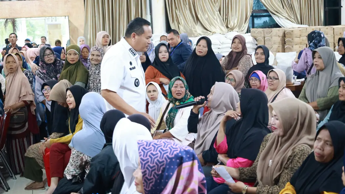 Wali Kota Pariaman Yota Balad menyerahkan bantuan pangan kepada warga penerima manfaat pada hari terakhir penyaluran di Balairung Rumah Dinas Wali Kota Pariaman, Jumat (26/6/2026).