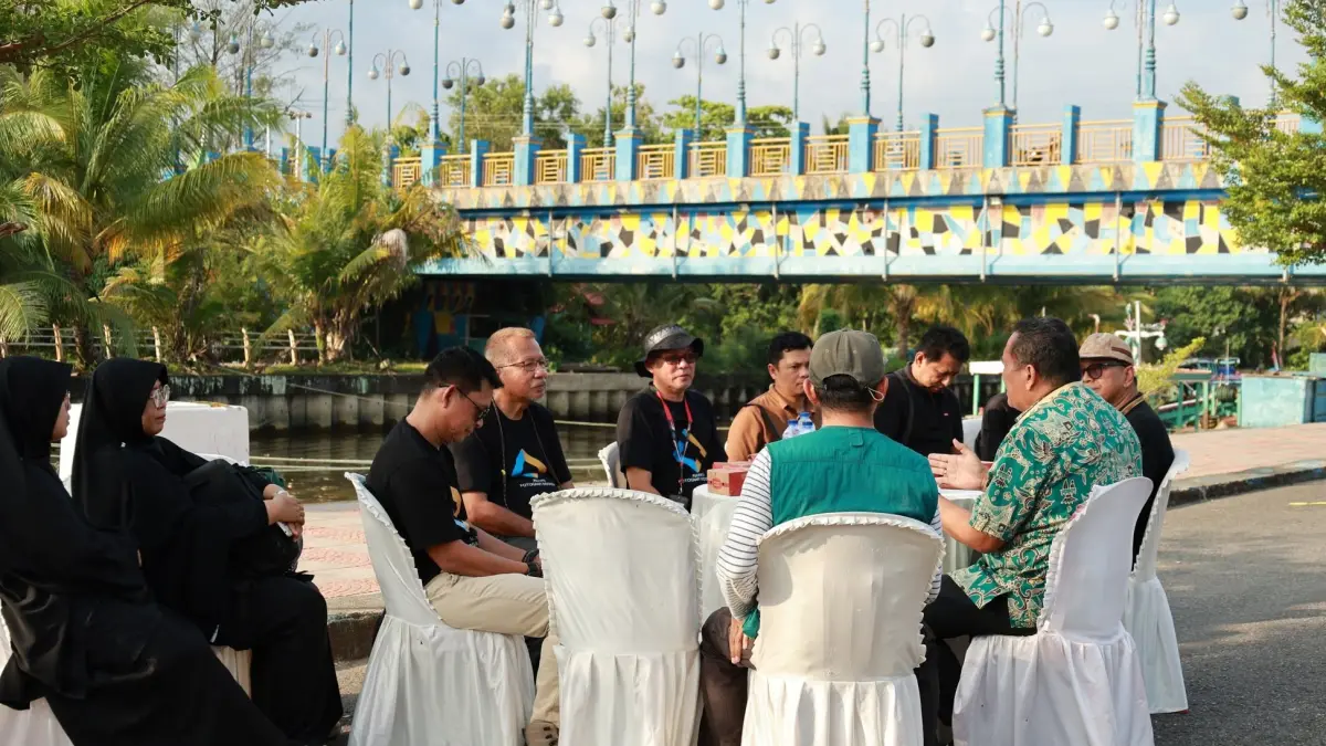 Wali Kota Pariaman Yota Balad bincang santai dengan pengurus Asosiasi Fotografi Indonesia (AFI) Wilayah Sumatera Barat di Muaro Pantai Gandoriah, Sabtu (27/6/2026). Pertemuan membahas kolaborasi promosi Pesona Hoyak Tabuik Pariaman 2026 melalui karya fotografi.