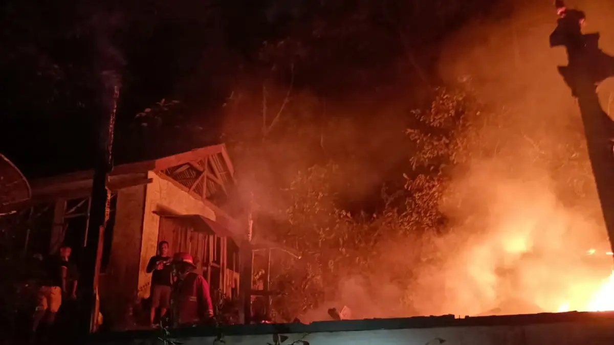 Api menghanguskan rumah semi permanen di Bukit Gado-Gado, Kecamatan Padang Selatan, Sabtu malam (27/6/2026).