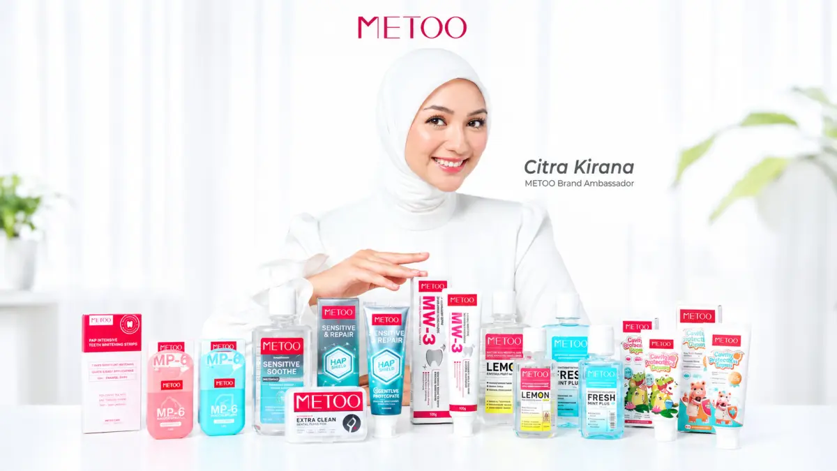 Brand Ambassador METOO, Citra Kirana, berpose bersama rangkaian produk oral care METOO berbasis Bio-Science Innovation yang diperkaya kandungan Hydroxyapatite (HAP).