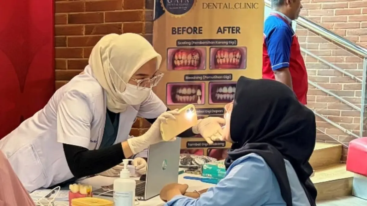 Dokter GAIA Dental Clinic memeriksa gigi peserta secara gratis pada peringatan HUT Telkomsel ke-31 di GraPARI Telkomsel Padang.(Foto: Humas)