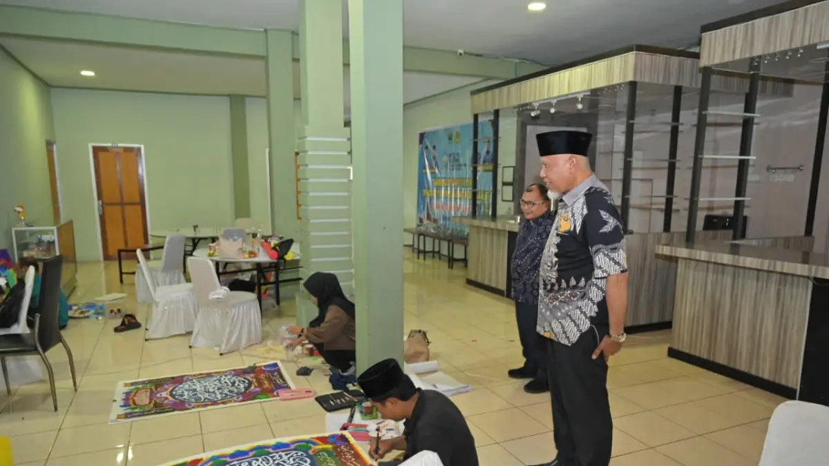 Gubernur Sumatera Barat Mahyeldi Ansharullah meninjau pemusatan latihan (TC) kafilah MTQ Korpri Sumbar di BBPPKS Regional I Sumatera, Padang, Sabtu (27/6). (DOK BIRO ADPIM)