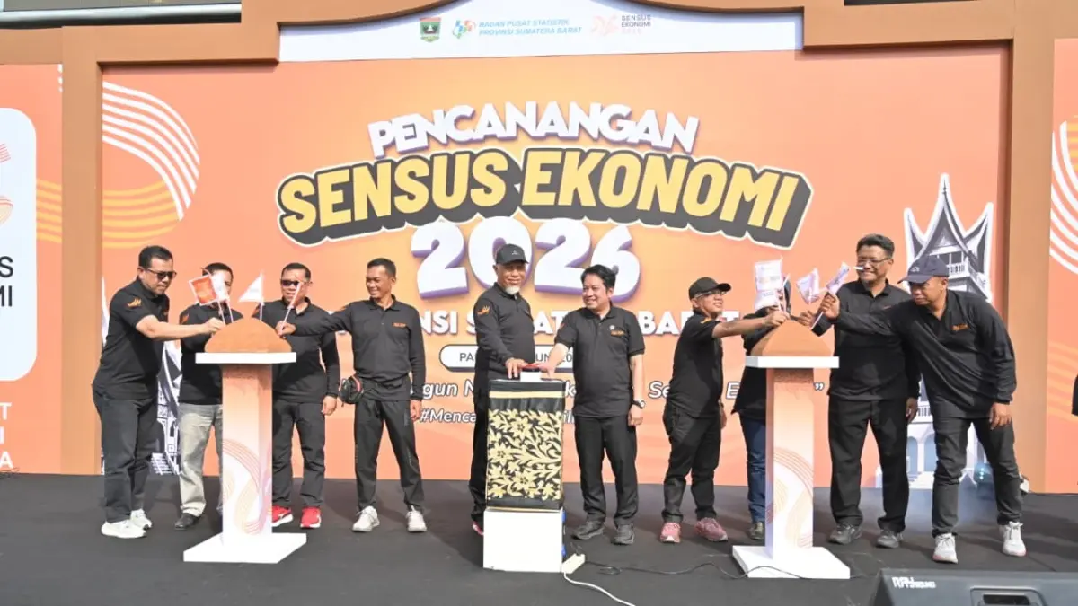 Gubernur Sumbar Mahyeldi Ansharullah bersama Wakil Kepala BPS RI Sonny Harry Budiutomo Harmadi mencanangkan Sensus Ekonomi 2026 di Halaman Kantor Gubernur Sumbar, Minggu (28/6). (DOK BIRO ADPIM)