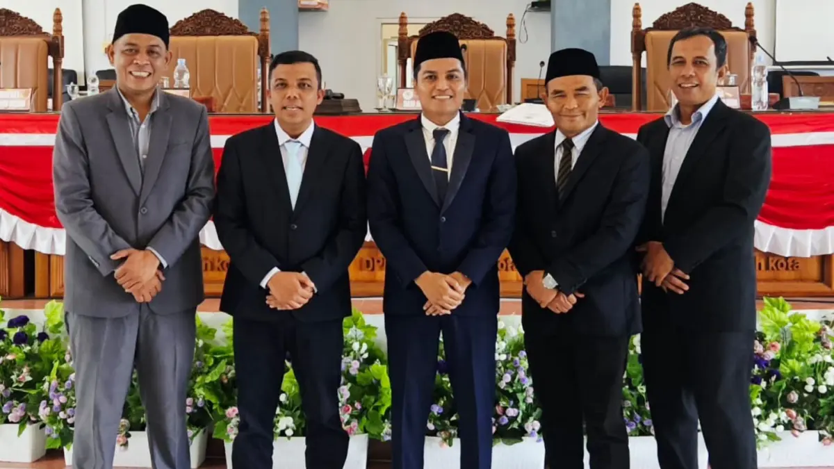 Juru Bicara Fraksi Partai Golkar DPRD Limapuluh Kota, M. Fajar Rillah Vesky (kiri) dan anggota DPRD lainnya foto bersama usai paripurna.