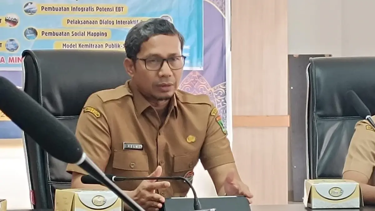 Kepala Dinas ESDM Sumbar Helmi Heriyanto memberikan penjelasan terkait polemik izin usaha pertambangan batu andesit di Nagari Kasang, Padangpariaman. (DOK BIRO ADPIM)