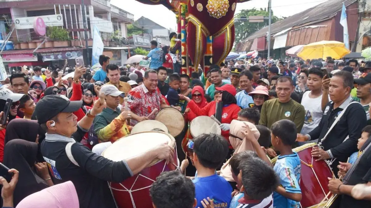 Moment ketika Wali Kota Pariaman Yota Balad bersama Wakil Wali Kota Pariaman Mulyadi dan Sekretaris Daerah Kota Pariaman Afrizal Azhar menabuh gandang tasa bersama anak tabuik saat prosesi Tabuik Naiak Pangkek di Kota Pariaman, Minggu (28/6/2026).