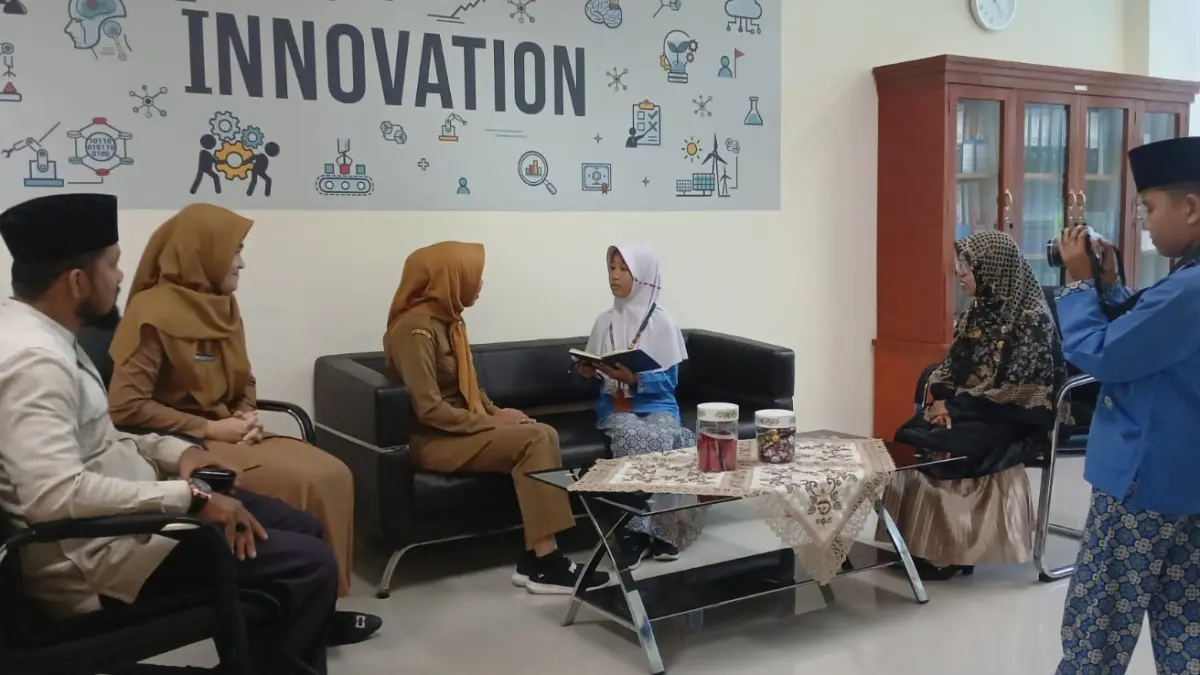 Murid SDN 22 Lubukminturun, Bilqis dan Azka saat mewawancarai Kepala Bidang (Kabid) Inovasi Badan Perencanaan Pembangunan Daerah (Bappeda) Kota Padang, Junita Witri beberapa waktu lalu. (TIM LAMAN GURU)