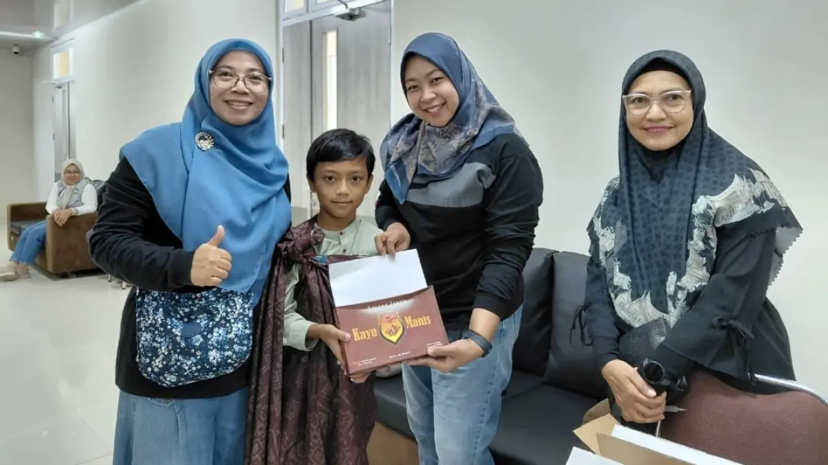 Panitia menyerahkan bingkisan kepada peserta khitan massal RSUD dr Rasidin dan Ikasmandu 91 di Kota Padang sebagai bagian Program Padang Melayani.(Foto: Diskominfo)