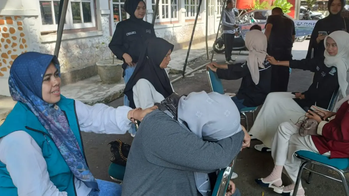 Peserta mengikuti layanan totok punggung gratis yang digelar PWI Padangpanjang bekerja sama dengan Komunitas Totok Punggung Indonesia (KTPI) Padangpanjang dalam rangka Bulan Mitigasi Satu Abad Gempa Padangpanjang.