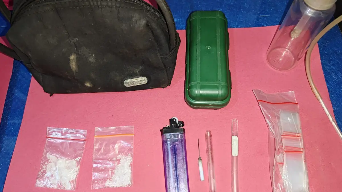 Petugas Satresnarkoba Polres Dharmasraya menunjukkan barang bukti tiga paket sabu beserta alat hisap yang disita dari seorang tersangka berinisial ML di Jorong Sialang, Kecamatan Pulau Punjung, Kabupaten Dharmasraya.