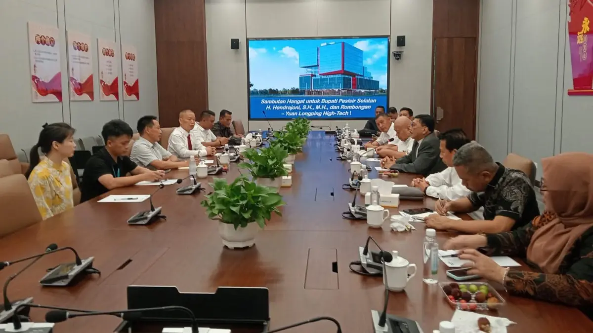 Bupati Pesisir Selatan Hendrajoni (kanan) bersama jajaran Pemkab Pessel melakukan pertemuan dengan investor asal Tiongkok di Kota Changsha, Provinsi Hunan, dalam rangka penjajakan kerja sama pembangunan rice milling modern dan pengembangan sektor pertanian. (DOK DISKOMINFO PESSEL) 