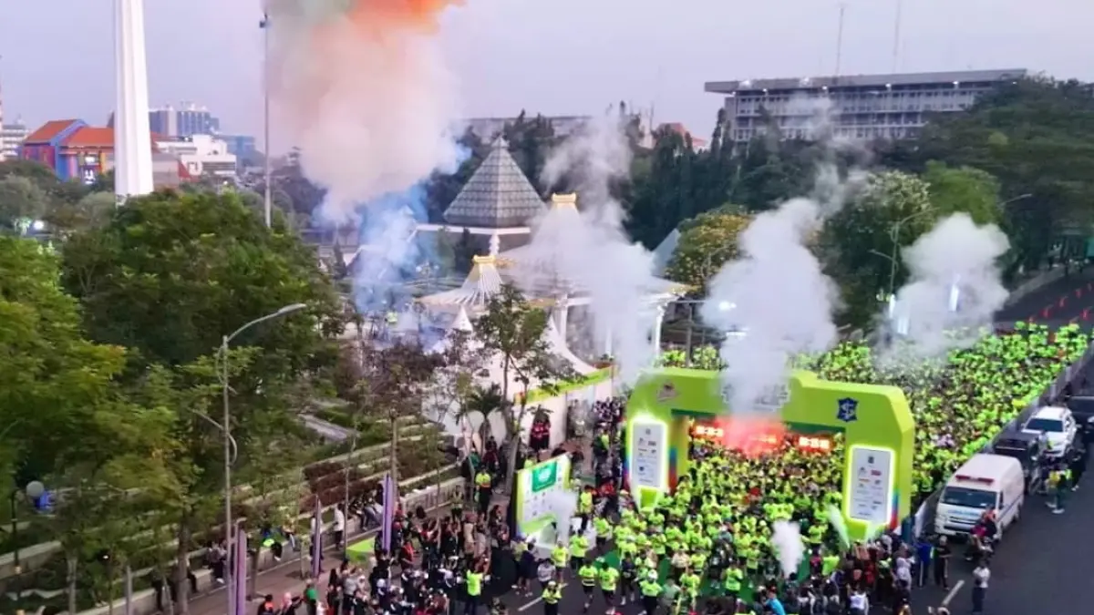 Ribuan pelari mengikuti Surabaya Green Force Run 2026 di Tugu Pahlawan, diikuti peserta dari 10 negara untuk mendukung sport tourism Surabaya.(Foto: Corcom DBL)