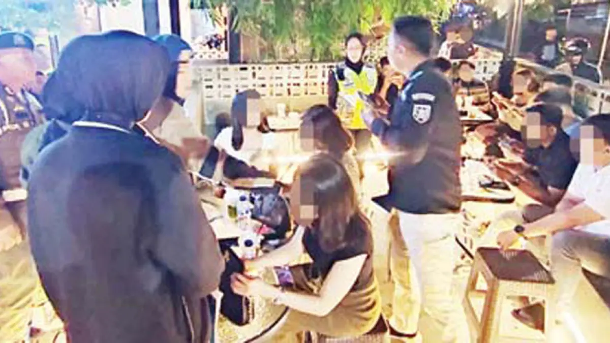 Satpol PP Kota Payakumbuh menggelar operasi penegakan Perda dengan menyasar sejumlah tempat hiburan malam yang masih beroperasi melewati batas jam operasional, Minggu (28/6) dini hari. (SATPOL PP DAN DAMKAR PAYAKUMBUH)