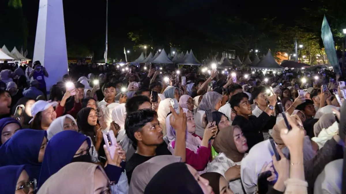 Suasana Festival Minangkabau 2026 di kawasan Istano Basa Pagaruyung, Kabupaten Tanahdatar, yang menghadirkan berbagai pertunjukan seni budaya serta bazar UMKM dan berhasil menarik ribuan pengunjung.