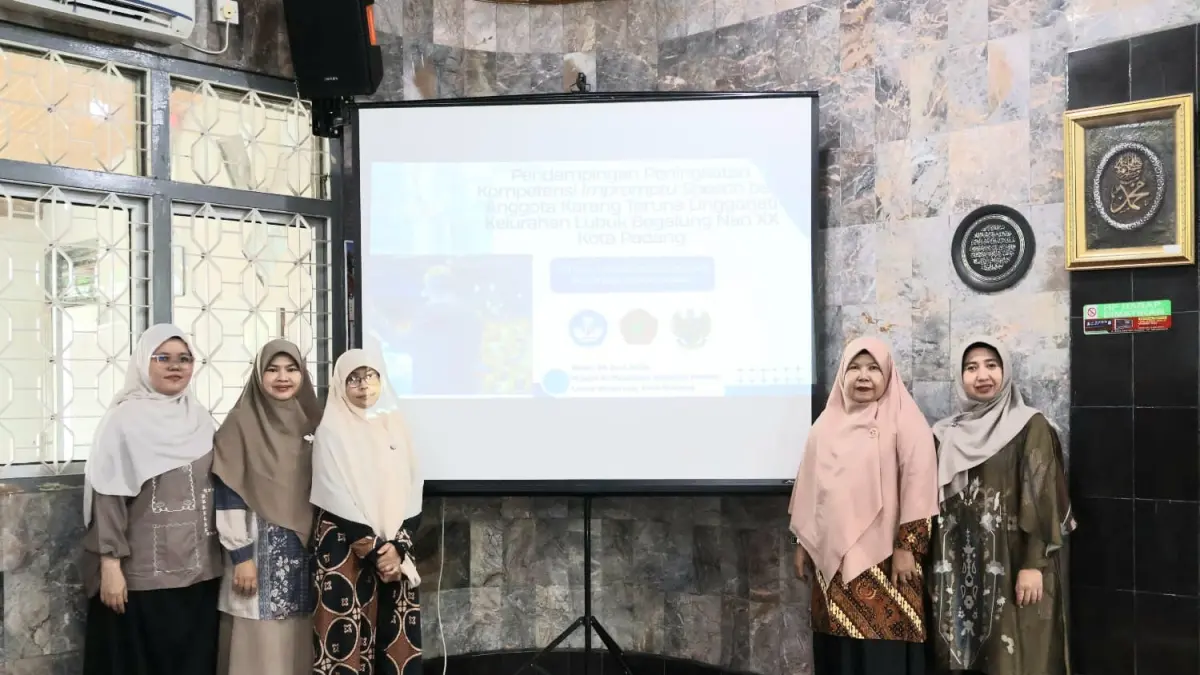 Tim PKM Jurusan Bahasa Inggris PNP menggelar pelatihan Impromptu Speech bagi anggota Karang Taruna Linggarjati, Lubukbegalung, Minggu (28/6). (DOK PNP)