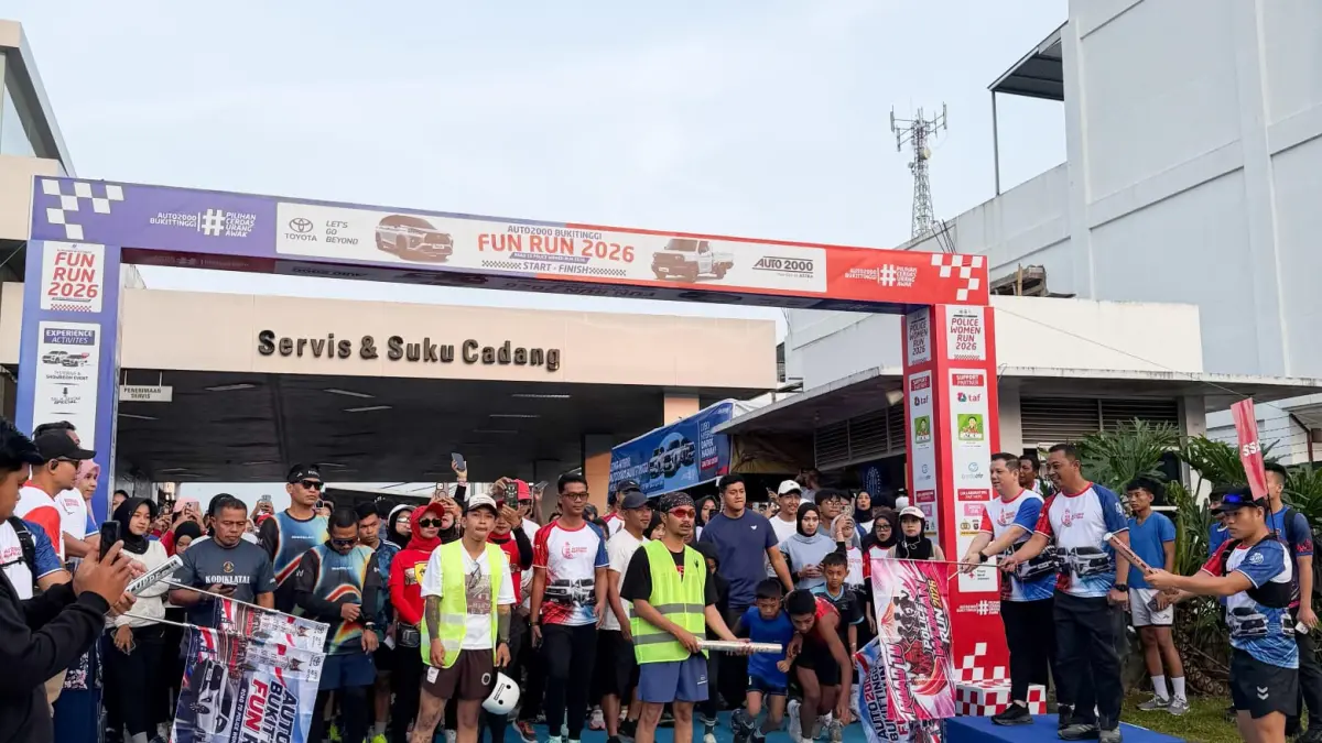 START FUN RUN: Wakil Wali Kota Bukittinggi Ibnu Asis didampingi Kapolresta Bukittinggi Kombes Pol Ruly Indra Wijayanto dan Kepala Cabang AUTO2000 Bukittinggi Andrian melepas ribuan peserta AUTO2000 Bukittinggi Fun Run 2026 Road to Police Women Run di halaman AUTO2000 Bukittinggi, Minggu (28/6). (AUTO2000 BUKITTINGGI FOR PADEK)