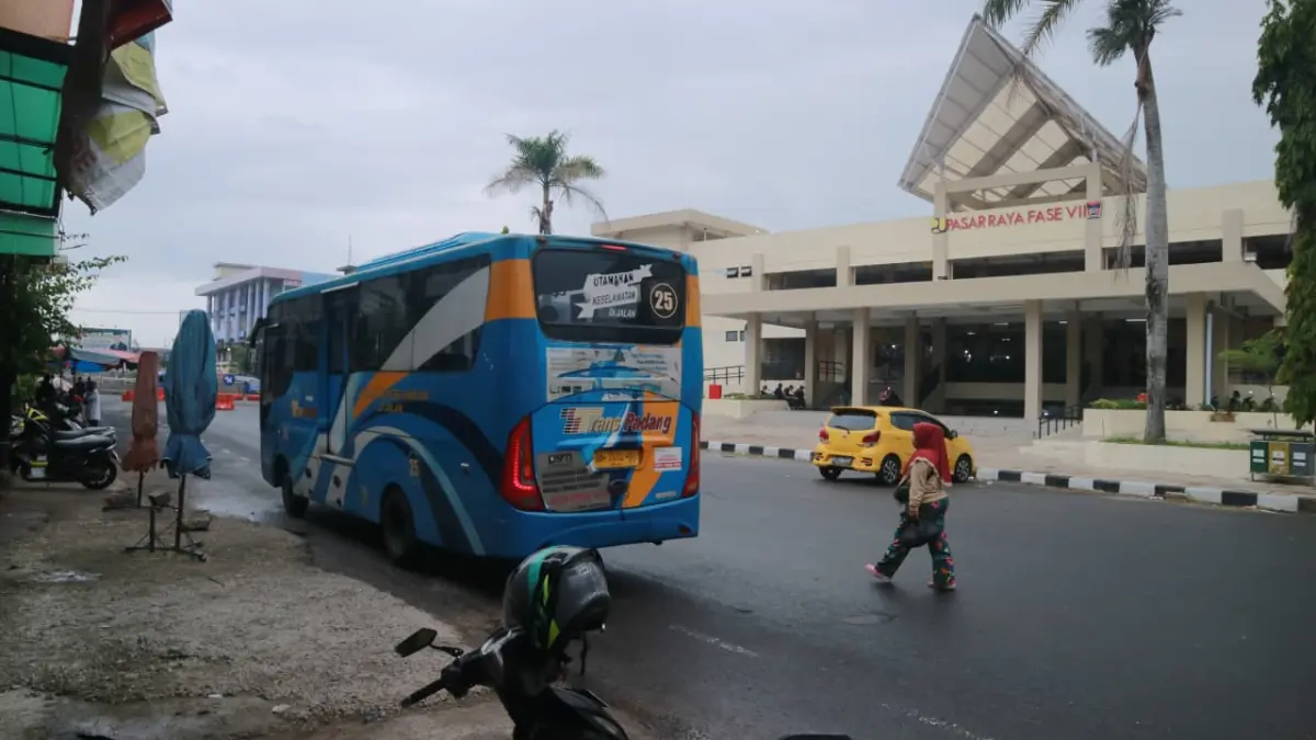 Armada Trans Padang melayani penumpang dengan rute sementara Koridor 1 dan Koridor 2, menyusul dimulainya proyek revitalisasi kawasan Taman Air Mancur Pasar Raya Kota Padang, mulai Senin (29/6/2026) ini.&nbsp;