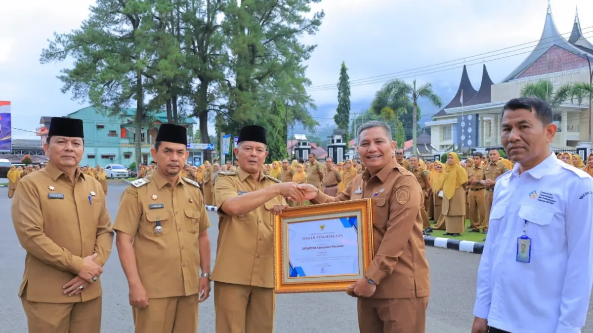 Bupati Pasaman Welly Suhery dan Wakil Bupati Pasaman H. Parulian menyerahkan penghargaan dari Provinsi kepala Dinas DP32KB, Furkan di halaman Kantor Bupati Pasaman, Lubuksikaping, Senin (29/6) (DOK PEMKAB PASAMAN)