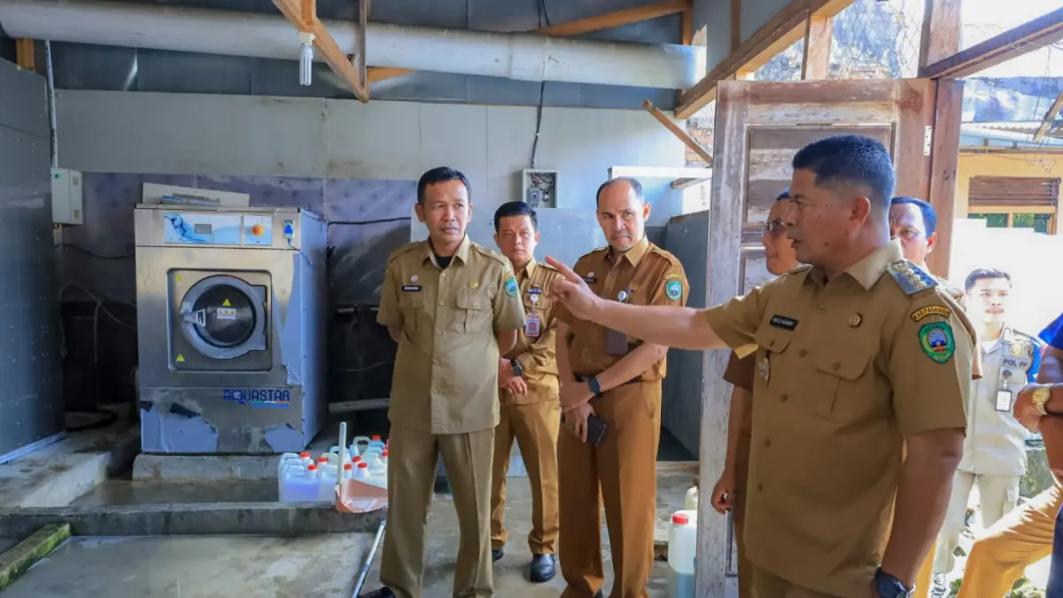 Bupati Pasaman Welly Suhery didampingi jajaran Pemkab dan manajemen RSUD Tuanku Imam Bonjol meninjau proses pengelolaan  di unit laundry, Senin (29/6). Sidak dilakukan untuk memastikan standar kebersihan dan sanitasi rumah sakit. (DOK PEMKAB PASAMAN)
