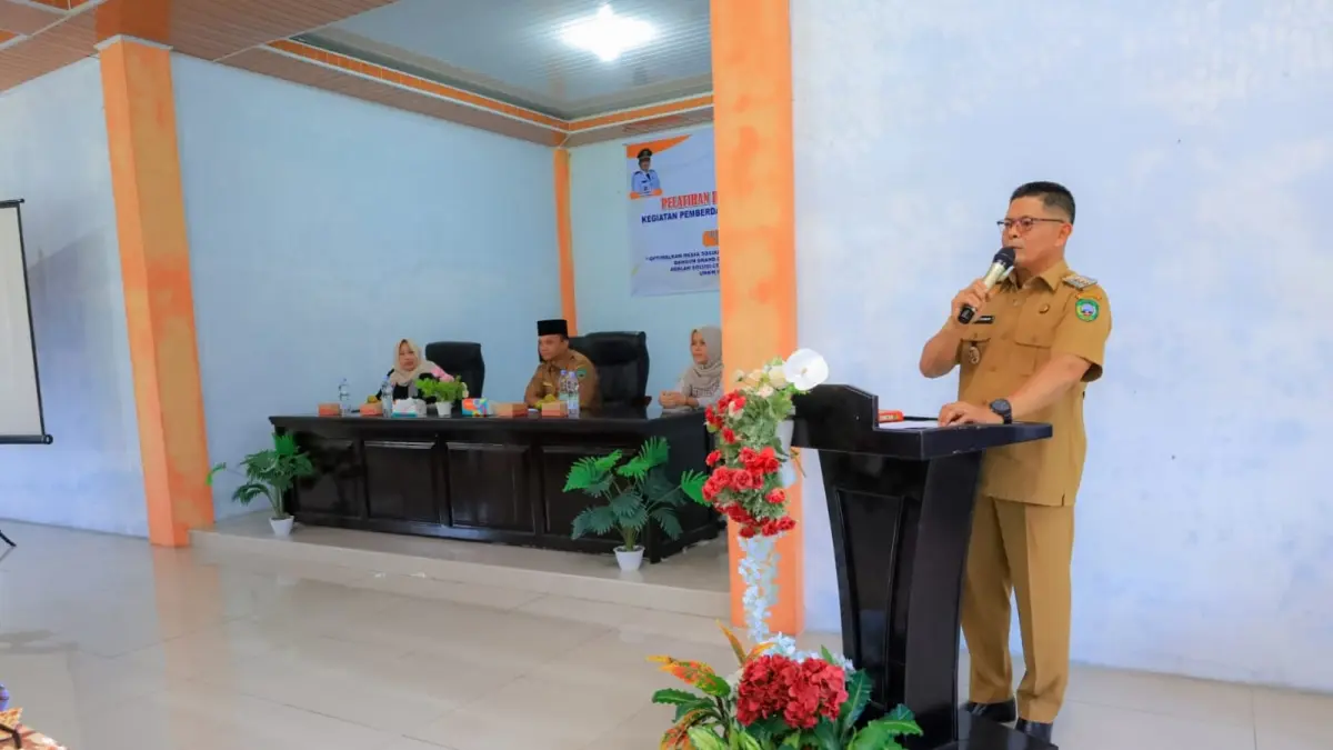 Bupati Pasaman Welly Suhery saat membuka Pelatihan Digital Marketing bagi puluhan pelaku UMKM di Gedung KPN Kesehatan Lubuk Sikaping, Minggu (28/6). Pemkab Pasaman mendorong pelaku usaha menguasai pemasaran digital. (DOK PEMKAB PASAMAN)