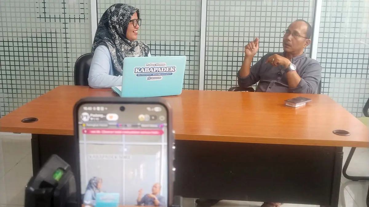 Jurnalis senior Padang Ekspres, Two Efly saat menjadi narasumber pada program KABA PADEK Sore di Graha Pena, Lubukbuaya, Senin (29/6). (DOK PADEK)