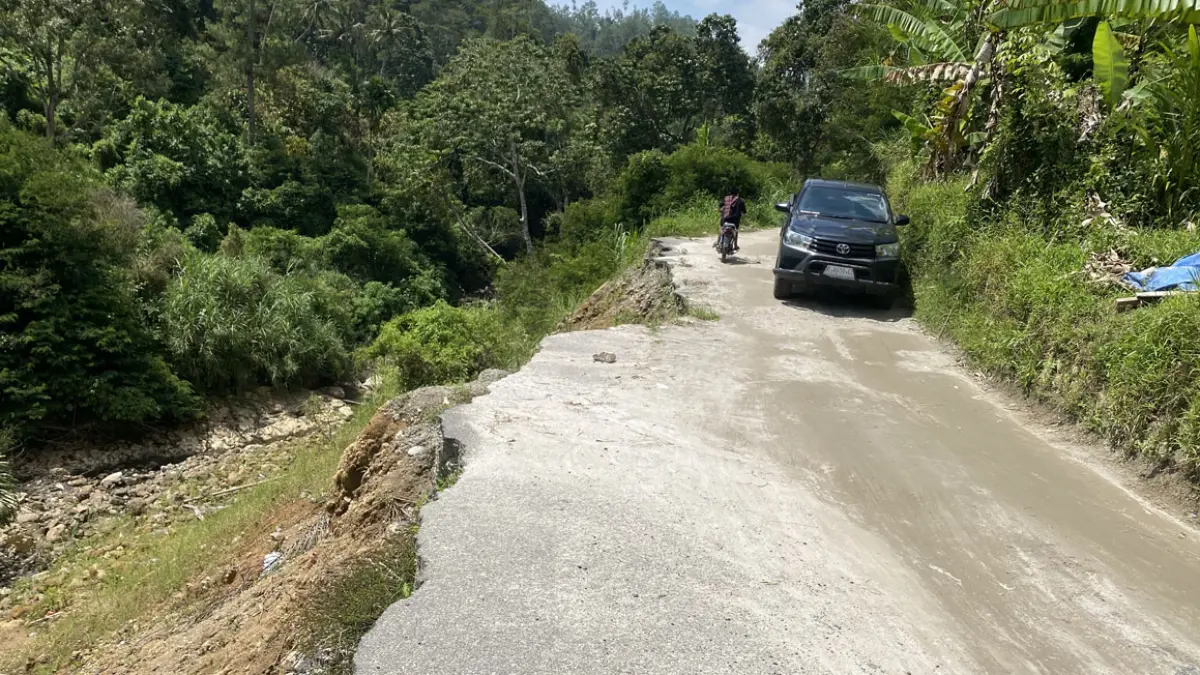 Kondisi terkini jalan ruas provinsi Titian Dalam, Nagari Pandam Gadang, Kecamatan Gunung Omeh, Kabupaten Limapuluh Kota. (SY RIDWAN/PADEK)