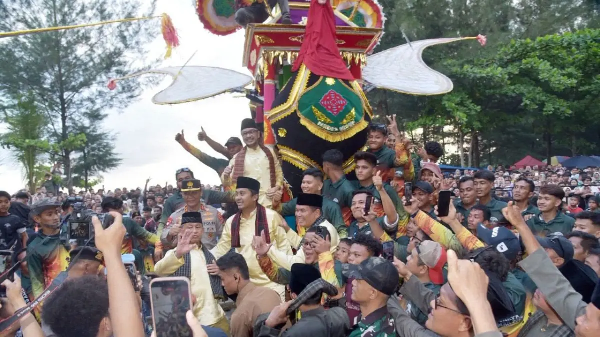Puncak Pesona Budaya Hoyak Tabuik Piaman 2026 berlangsung meriah di Pantai Gandoriah, Kota Pariaman, Minggu (28/6/2026). Wali Kota Pariaman Yota Balad bersama Wakil Gubernur Sumbar Vasco Ruseimy dan Wakil Menteri Kebudayaan RI Giring Ganesha berbaur dengan masyarakat saat prosesi puncak Tabuik sebelum dibuang ke laut. (Diskominfo Pariaman)