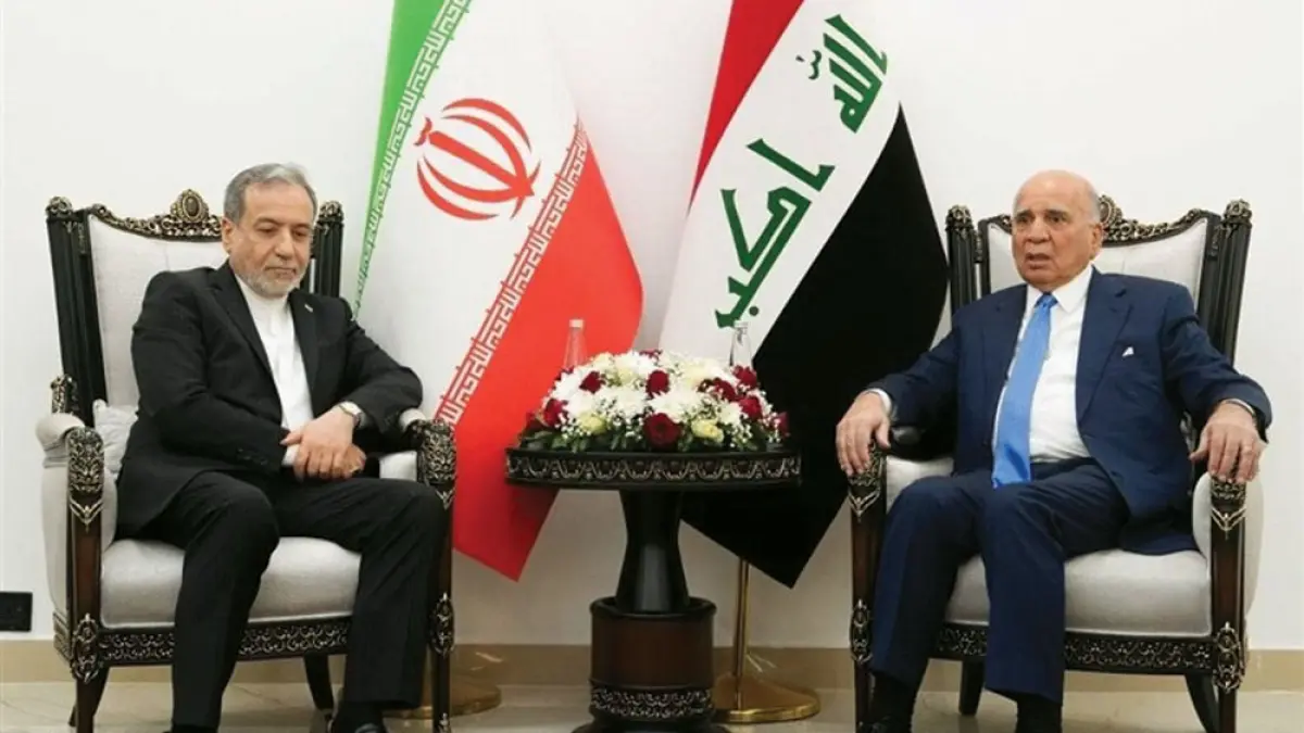 Menlu Iran Abbas Araghchi (kiri) dan Menlu Iraq Fuad Hussein dalam konferensi pers di Baghdad kemarin (28/6). Araghchi mengingatkan, kalau kontrol Iran atas Selat Hormuz diganggu, tensi di Timur Tengah bakal meningkat. (TASNIM)