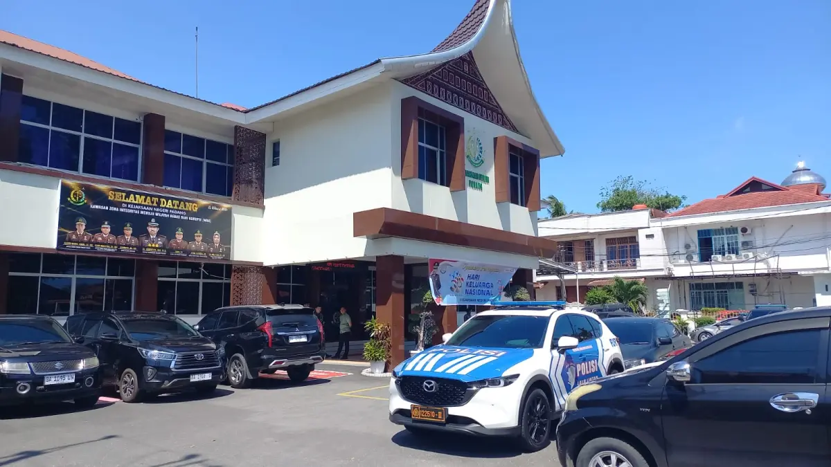 Mobil dinas Kapolda Sumbar beserta kendaraan patroli terparkir di halaman Kantor Kejaksaan Negeri Padang saat berlangsung pertemuan antara Kapolda Sumbar Irjen Pol Gatot Tri Suryanta dan Kajari Padang Koswara, Senin (29/6/2026).