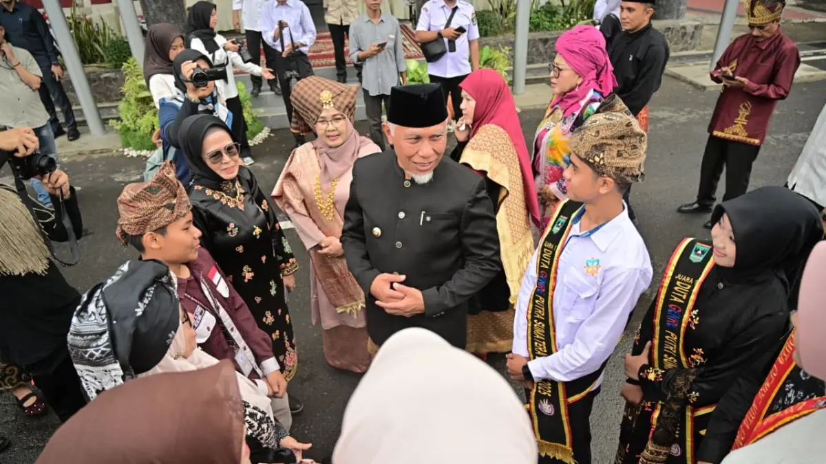 Gubernur Sumbar Mahyeldi Ansharullah usai memimpin Upacara Peringatan Hari Keluarga Nasional (Harganas) ke-33 Tahun 2026 di Lapangan Kantor Gubernur Sumbar, Senin (29/6). Dalam kesempatan itu, Mahyeldi mendesak percepatan implementasi Perda Ketahanan Keluarga sebagai fondasi membangun Generasi Emas 2045. (DOK BIRO ADPIM)