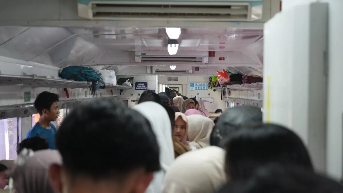 Penumpang KA Pariaman Ekspres memadati perjalanan menuju puncak Festival Tabuik 2026 di Kota Pariaman. Pada Ahad (28/6), layanan ini mengangkut 6.712 pelanggan.
