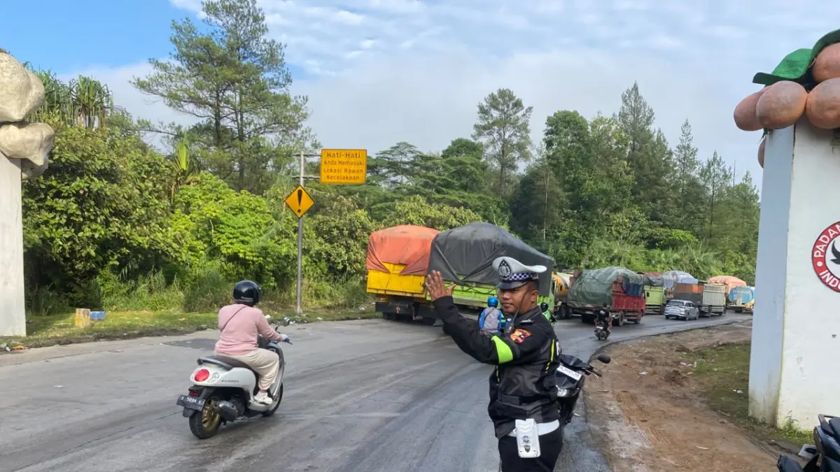 Personel Satlantas Polres Solok melakukan pemantauan dan pengaturan lalu lintas di perbatasan Solok-Padang, Senin (29/6/2026) pagi. (Satlantas Polres Solok)