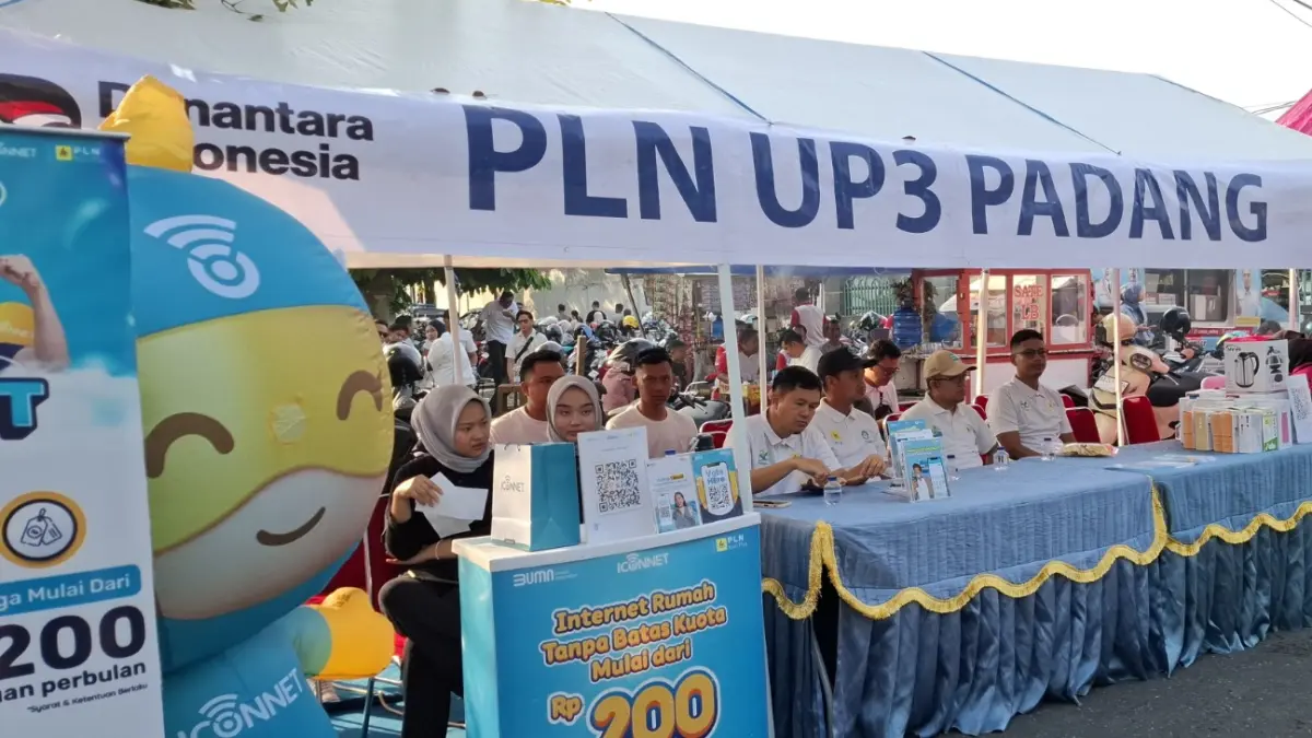 Petugas PLN UP3 Padang siap melayani masyarakat di stan PLN pada kegiatan Car Free Day Hari Bhayangkara ke-80 di Jalan Jenderal Sudirman, Kota Padang, Minggu pagi (28/6/2026).