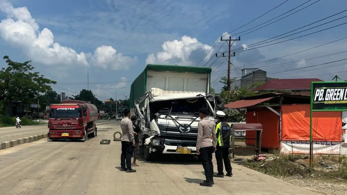 Petugas Satlantas Polres Dharmasraya melakukan penanganan kecelakaan beruntun yang melibatkan tiga truk di Jalan Lintas Sumatera, Jorong Sungai Kemuning, Nagari Sungai Rumbai, Senin (29/6/2026).