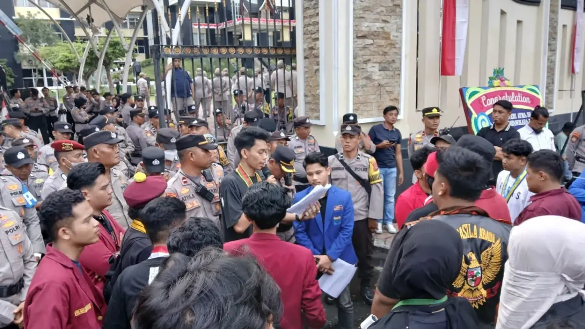 Puluhan massa dari Aliansi Masyarakat Sumbar Menggugat menggelar aksi unjuk rasa di depan Mako Polda Sumatera Barat, Senin (29/6). (SUYUDI/PADEK)