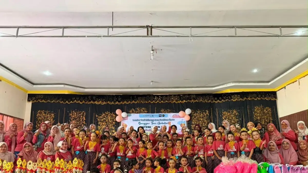 Puluhan peserta Tari Minang dan Fashion Show dari Sanggar Galatiak foto bersama usai mengikuti lomba di Aula SMKN 1 Solok beberapa waktu lalu. (TIM LAMAN GURU)