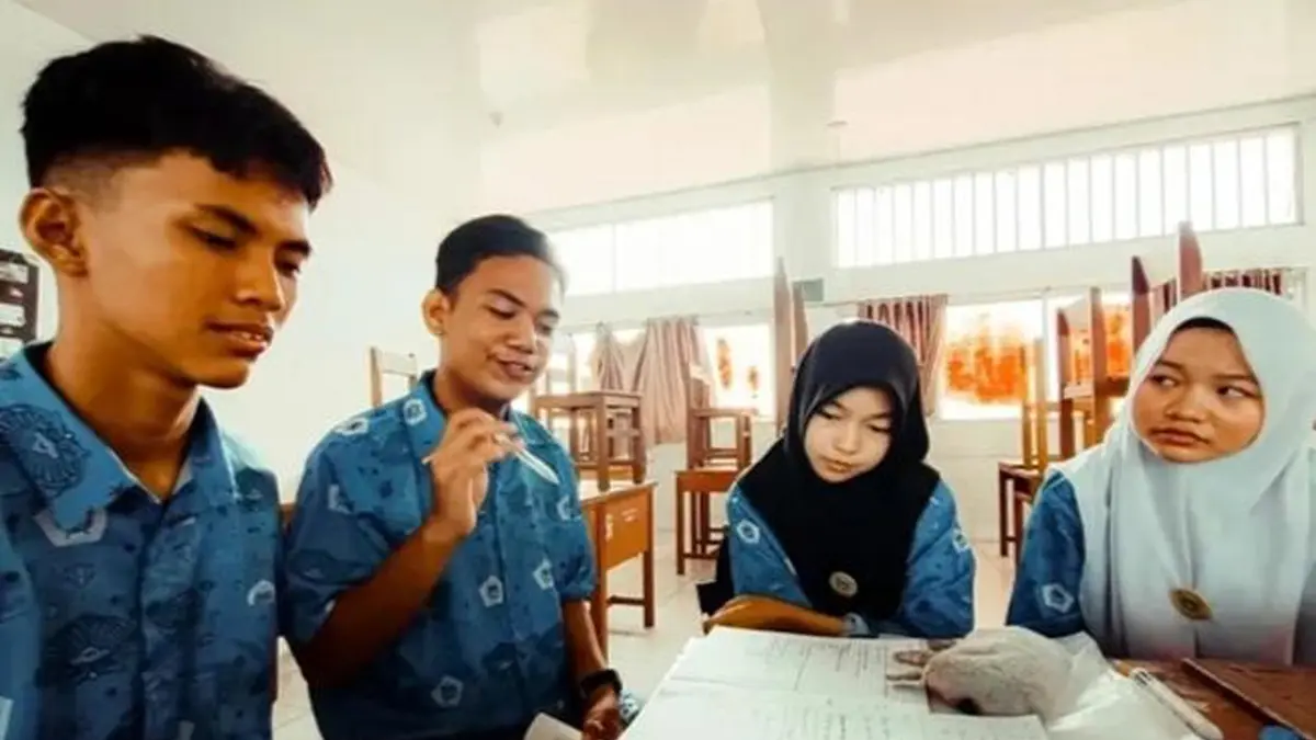Siswa SMK Negeri 6 Padang berdiskusi tentang pelajaran  di ruang kelas beberapa waktu lalu. (TIM LAMAN GURU)