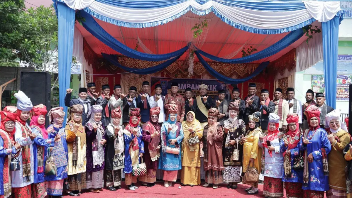 Wawako Payakumbuh, Elzadaswarman saat membuka kegiatan Mambangkit Tradisi Adat Salingka Nagari Koto Nan Gadang: Pergelaran Baadok-Adok di Kantor KAN Koto Nan Gadang, Minggu (28/6). (DOK PEMKO PAYAKUMBUH)