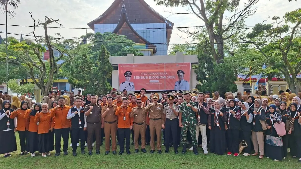Bupati Pesisir Selatan Hendrajoni bersama Wakil Bupati Risnaldi Ibrahim, Sekkab Zainal Arifin, Kepala BPS Pesisir Selatan Hendro SD, dan jajaran berfoto bersama usai pencanangan Sensus Ekonomi 2026 di halaman Kantor Bupati Pesisir Selatan, Senin (29/6). (DOK DISKOMINFO)