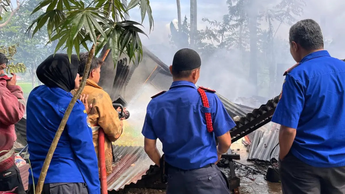 Petugas Dinas Pemadam Kebakaran Kota Solok berhasil memadamkan api yang menghanguskan rumah semi permanen milik warga di Gawan, Kelurahan Tanah Garam, Selasa (30/6/2026). Empat armada dikerahkan dan api berhasil dikendalikan sebelum merembet ke rumah di sekitarnya.&nbsp;(Dok Damkar Kota Solok)