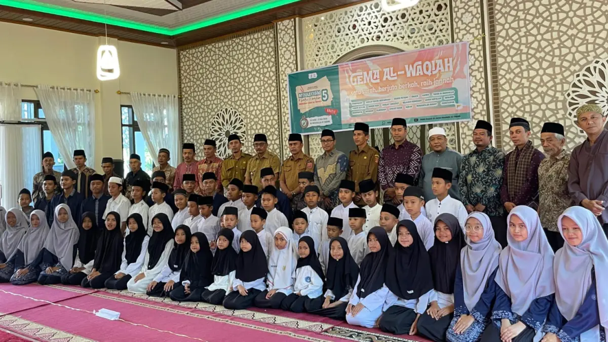 Peserta Mukhayam Al-Qur’an ke-5 foto bersama usai pembukaan kegiatan di Mushalla At-Taqwa Batu Basa, Jorong Lundang, Nagari Panampuang, yang dibuka Staf Ahli Bupati Agam, Taslim, mewakili Bupati Agam, Selasa (29/6). Kegiatan diikuti 38 peserta tingkat SD selama liburan sekolah. (*)