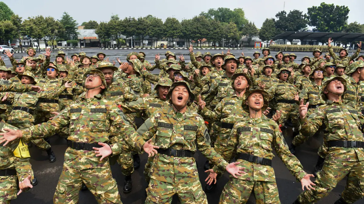 Sejumlah peserta program Sarjana Penggerak Pembangunan Indonesia (SPPI) meneriakkan yel-yel saat mengikuti Pelatihan Dasar Kemiliteran (Latsarmil) calon manajer Koperasi Desa Merah Putih (KDMP) di Brigif 1 Marinir Cilandak, Jakarta, Kamis (25/6). Sebanyak 674 peserta mengikuti latsarmil untuk membangun karakter integritas, loyalitas, kedisiplinan, kekompakan, dan empati yang dibutuhkan dalam menjalankan tugas sebagai manajer KDMP. (ANTARA FOTO/INDRIANTO EKO SUWARSO)
