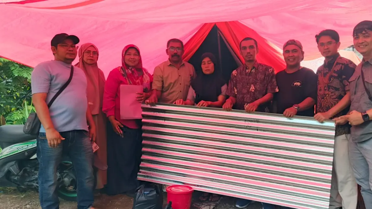 Staf PT Semen Padang bersama tim CSR menyerahkan bantuan material bangunan berupa enam kodi atap seng dan kayu kepada dua kepala keluarga korban kebakaran di Kelurahan Batu Gadang, Kecamatan Lubuk Kilangan, Kota Padang, Jumat (26/6/2026), sebagai dukungan percepatan rehabilitasi rumah terdampak.