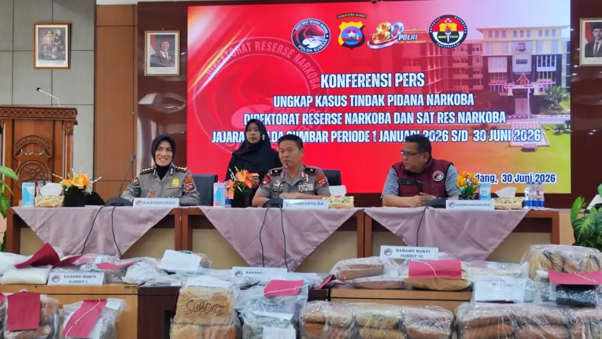 Wakapolda Sumbar Brigjen Pol Solihin didampingi Direktur Reserse Narkoba Kombes Pol Wedy Mahadi dan Kabid Humas Kombes Pol Susmelawati Rosya menyampaikan hasil pengungkapan kasus narkotika selama Januari–Juni 2026 dalam konferensi pers di Mapolda Sumbar, Selasa (30/6/2026).