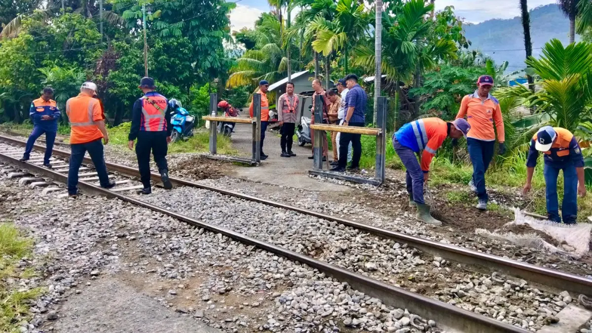 Petugas KAI Divre II Sumbar bersama pemerintah daerah, aparat keamanan, dan pemangku kepentingan menutup salah satu perlintasan liar di wilayah operasional Sumatera Barat, Selasa (30/6/2026), sebagai bagian dari program nasional peningkatan keselamatan perjalanan kereta api.