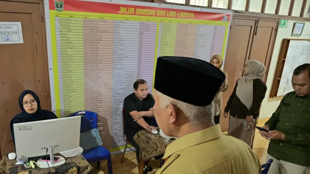 Gubernur Sumatera Barat Mahyeldi Ansharullah meninjau proses verifikasi berkas calon peserta didik pada pelaksanaan Sistem Penerimaan Murid Baru (SPMB) Tahun Ajaran 2026/2027 di SMA Negeri 1 Bukittinggi, Selasa (30/6/2026).