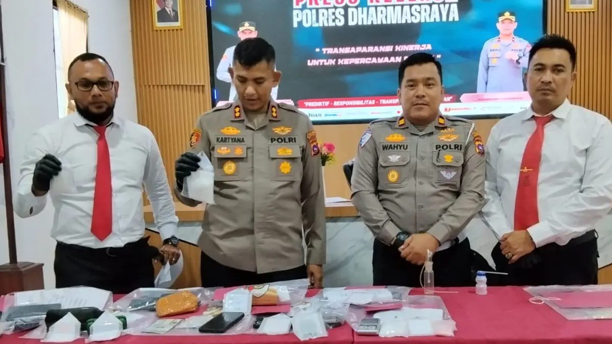 Kapolres Dharmasraya AKBP Kartyana Widyarso Wardoyo Putro didampingi pejabat utama Polres memperlihatkan barang bukti hasil pengungkapan kasus narkotika dan tindak pidana umum dalam konferensi pers di Mapolres Dharmasraya, Selasa (30/6/2026).