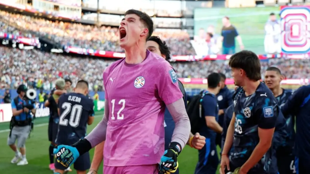 Orlando Gill menjadi sosok penentu kemenangan Paraguay dengan menggagalkan dua penalti Jerman dan dinobatkan sebagai Pemain Terbaik Pertandingan (Player of the Match).(Foto: FIFA)