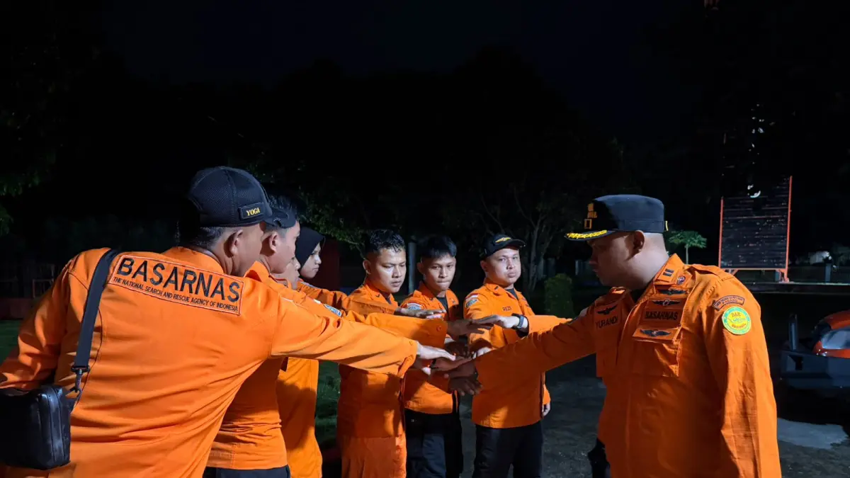 Seorang pria lansia berusia 55 tahun ditemukan meninggal dunia saat panen sawit di Pasaman Barat, Senin malam (29/6/2026). Tim SAR dikerahkan untuk evakuasi mayat korban. (Foto: Kantor SAR Kelas A Padang)