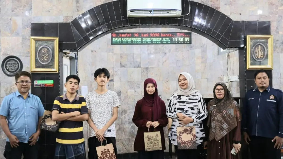 Tim PKM Jurusan Bahasa Inggris PNP yang memberikan pelatihan public speaking dan impromptu speech kepada Remaja Masjid Al Mujahidin Lubuk Begalung Padang.(Foto: Sari)